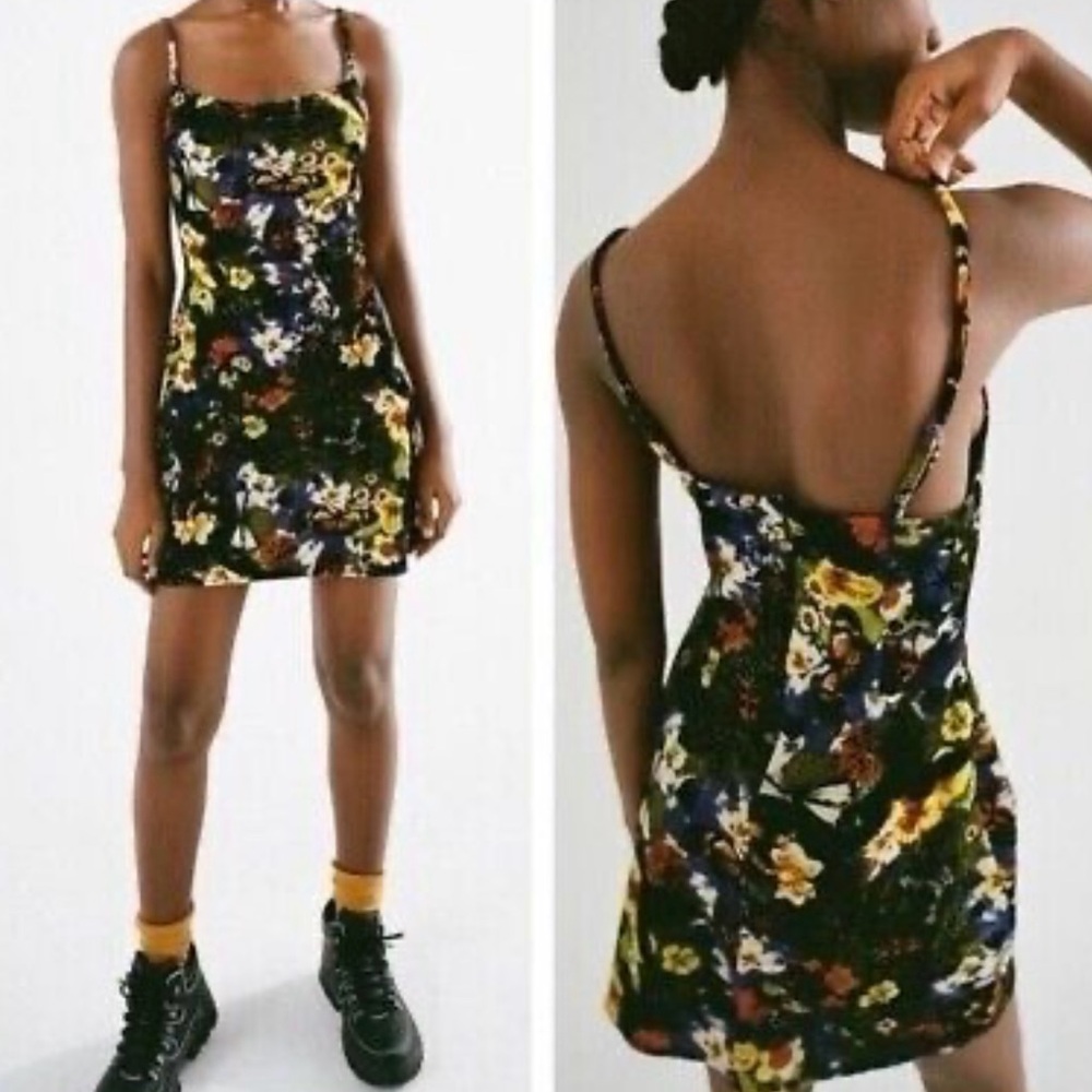 Urban Outfitters Mallory
Velvet Floral Cowl Neck Slip
Dress Size small